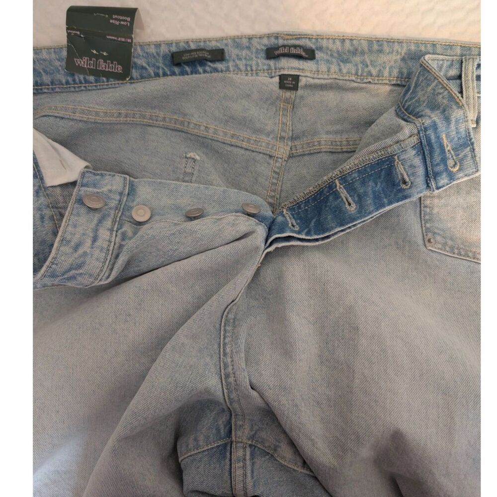 Wild Fable Women's Ultra Light Wash Low-Rise Bootcut Jeans Size 28 - Picture 3 of 7